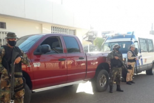 En lujosa camioneta llevaban más de 10 kilos de marihuana