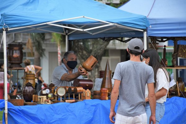 La Feria de Artesanos de la ciudad llega a la plaza Cabral y al paseo de Punta Tacuara
