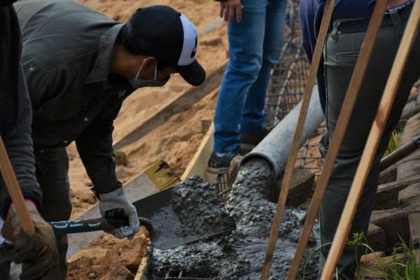 Aprovechando la bajante empezaron obras en la costa del río