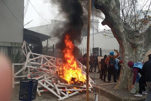 La pelea por los planes: piqueteros intentaron tomar la municipalidad de Lomas de Zamora