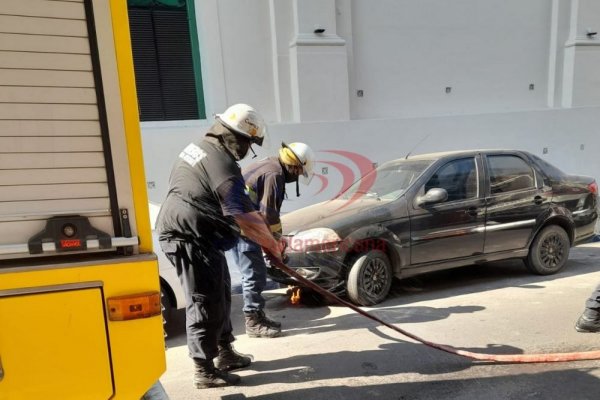 Susto por incendio de un auto en pleno microcentro correntino