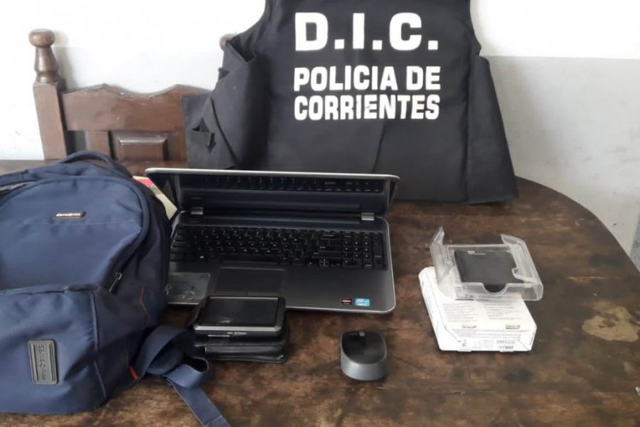 Policías frustraron venta de una computadora robada de un auto
