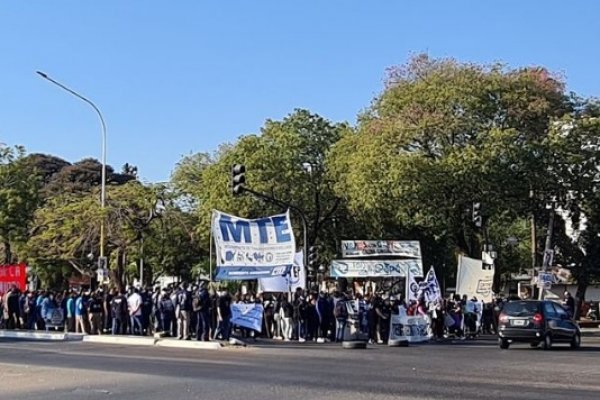 Movilización en Corrientes: Piqueteros cortaron la avenida 3 de Abril