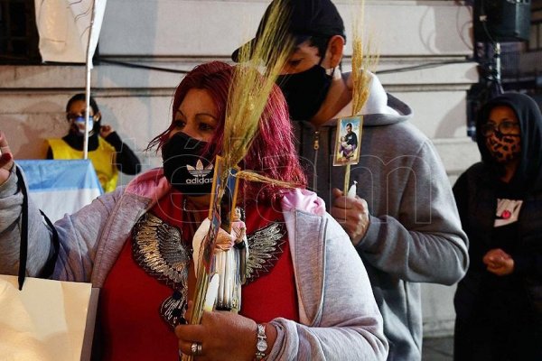 Desde la medianoche miles de fieles se acercan a Liniers para pedir salud y trabajo