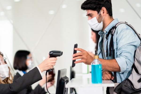 Cada vez más países implementan el pase sanitario contra el coronavirus