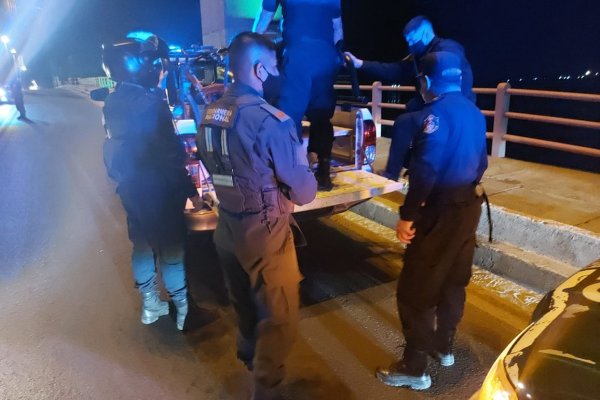 Rescataron a dos jóvenes que tenían intensiones de arrojarse desde el Puente