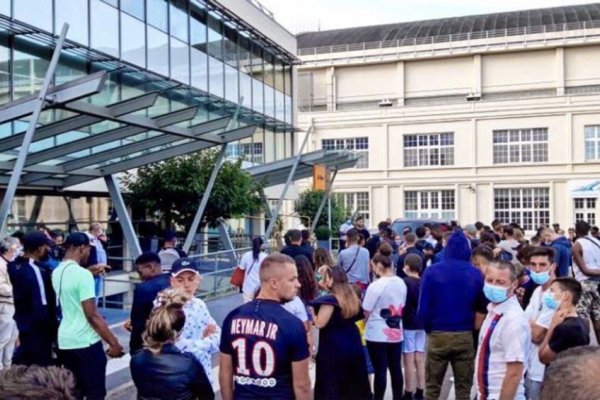 Cientos de fanáticos del PSG esperan a Messi en el aeropuerto y el estadio