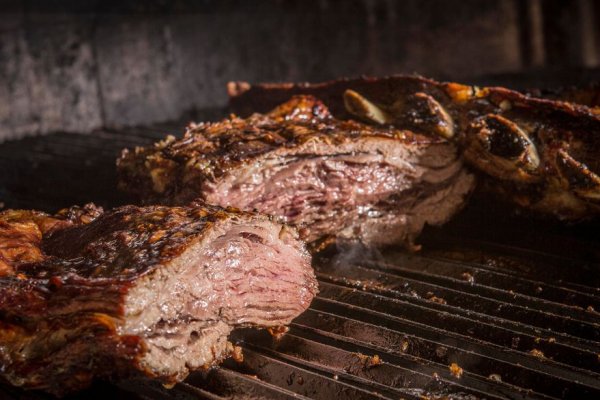 Con un salario medio se compran 55 kilos menos de asado que en diciembre de 2019