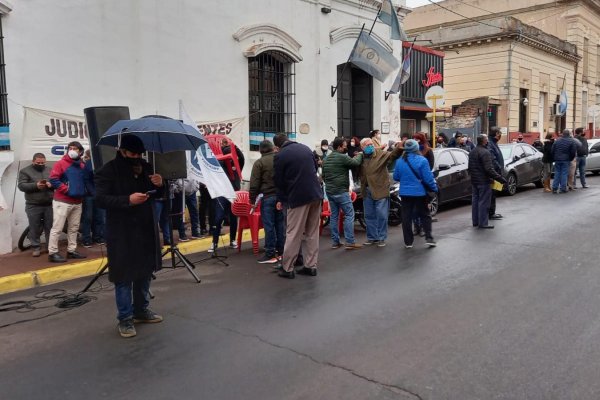 Nueva vigilia y protesta de agentes judiciales de Corrientes
