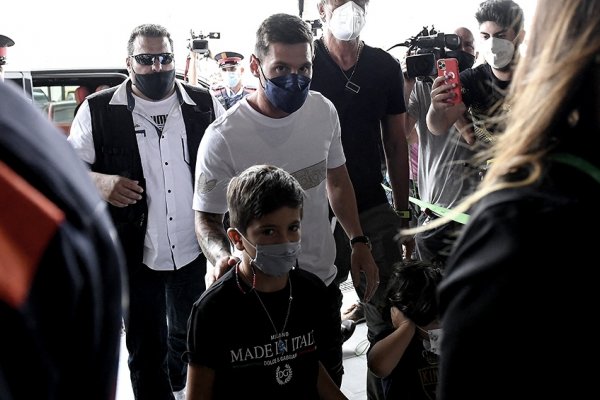 Messi acompañado por su familia llegó a París para firmar con el PSG