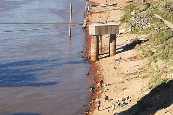 Increíble: Por la bajante del Paraná hay personas que cruzan caminando de Argentina a Paraguay