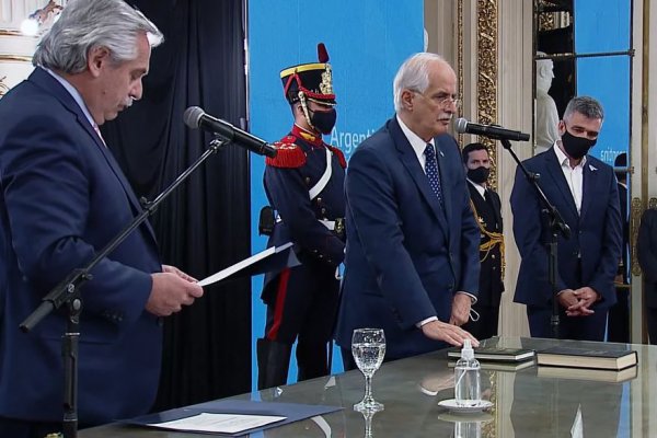Alberto Fernández les tomó juramento a los nuevos ministros Jorge Taiana y Juan Zabaleta
