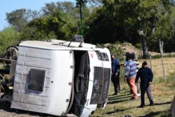 Camión chocó a un caballo y volcó en la Ruta Nacional 12