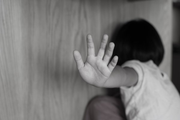 Una niña de 13 años habría sido abusada por un conocido de la familia y quedó embarazada
