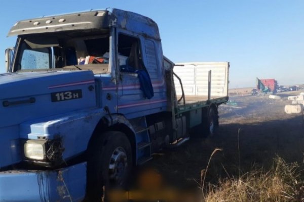 Camión volcó y se incendió la carga de algodón que llevaba en Ruta 119