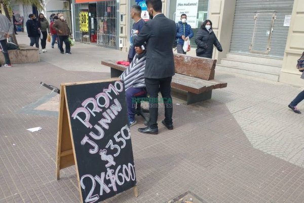 Un peluquero se instala en la peatonal Junín para promocionar su oficio