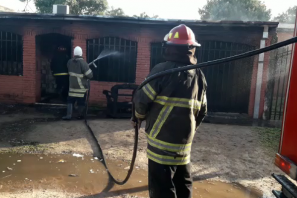 Incendio de vivienda: Falleció una mujer y hay tres personas hospitalizadas