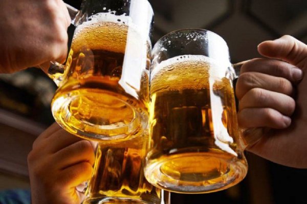 Una cervecería regala latas a los mayores de 18 años que midan menos de 1,60 m.