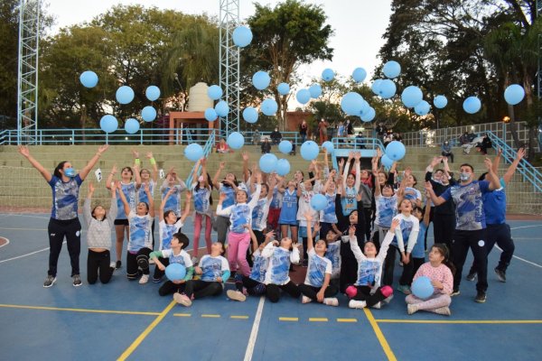 Los niños remeros festejaron su día con vóley y muchos globos