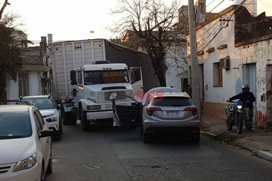 Falla mecánica en un camión provocó un corte de calle en el barrio Libertad