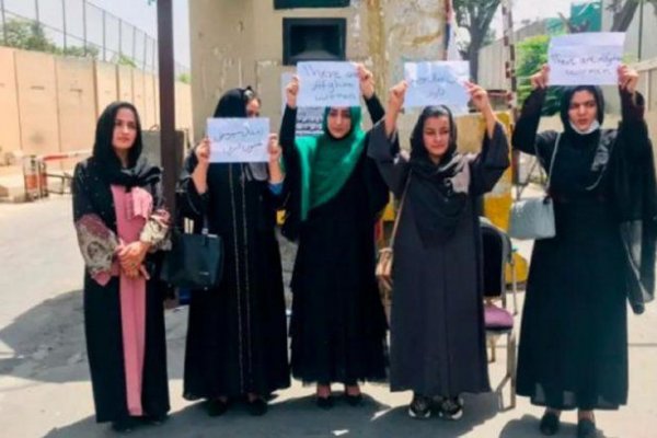 Afganistán: mujeres salieron a protestar tras la toma de poder de los talibanes