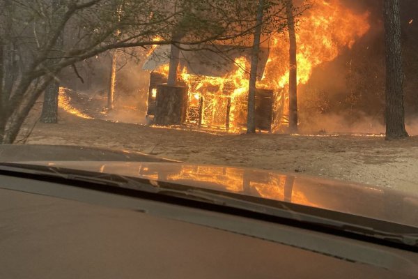 Feroz incendio forestal en Córdoba: el fuego rodea casas, una escuela y hay evacuados