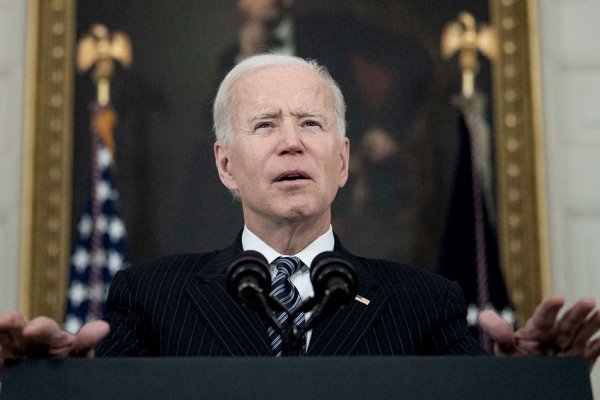 Biden promete sacar a todos los estadounidenses y se queja de promesa incumplida de los talibanes