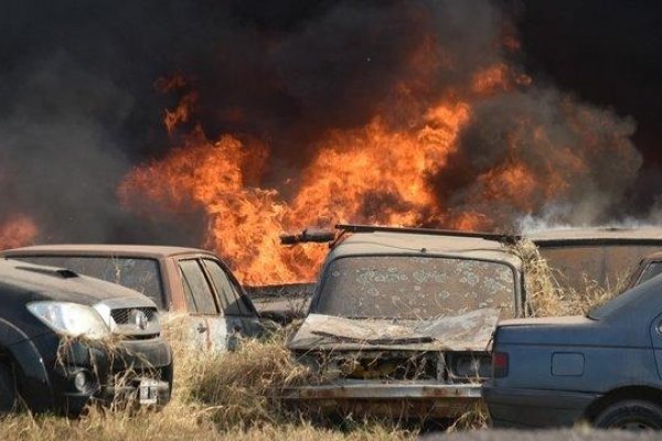 Impactante incendio de un depósito de autos en Chaco