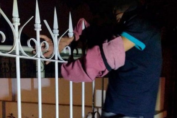 Quedó enganchado en las rejas tras ingresar a una casa para robar