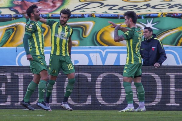 Aldosivi goleó a Colón en Mar del Plata