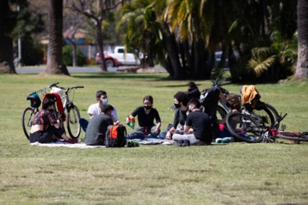 Esquina: Habilitaron las reuniones al aire libre y definieron otras medidas