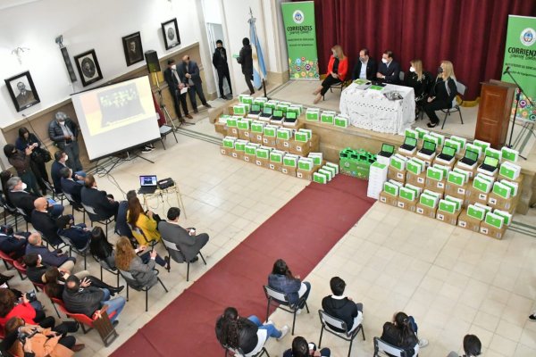 En Esquina, Valdés inauguró las refacciones de una escuela emblemática