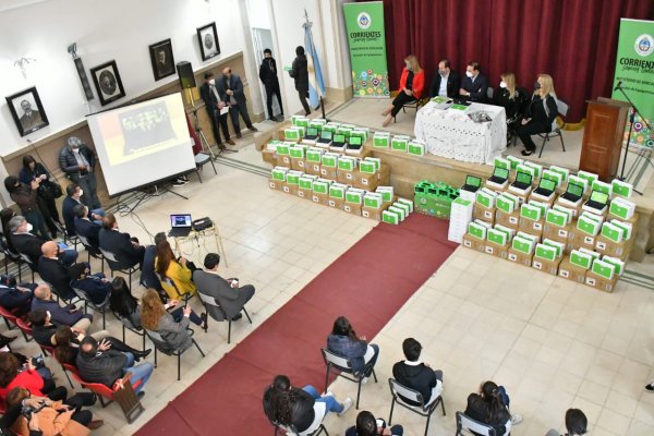 En Esquina, Valdés inauguró las refacciones de una escuela emblemática