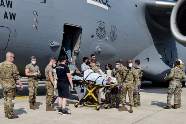 Una mujer evacuada de Afganistán dio a luz a una bebé en un avión militar estadounidense