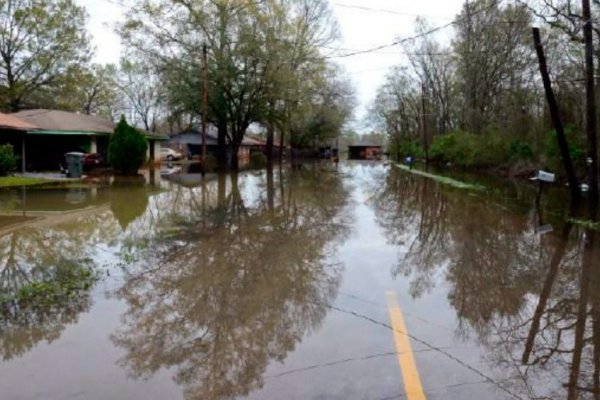Al menos 16 muertos y decenas de desaparecidos por inundaciones en EE.UU