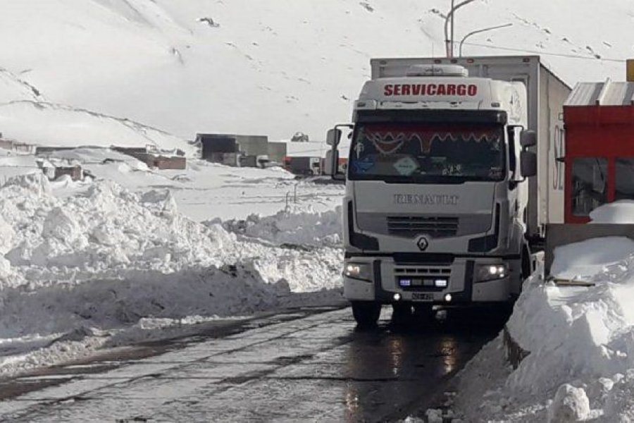 Fuertes nevadas en la cordillera impiden el cruce de 800 camiones hacia Chile