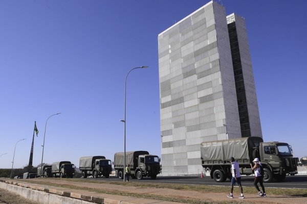 Policías convocan a las manifestaciones bolsonaristas contra la corte suprema