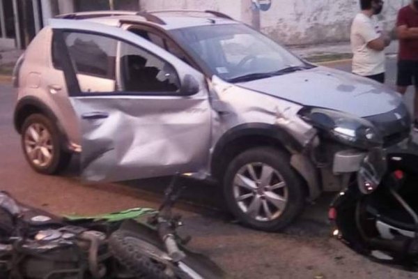 Policía perseguía a un motochorro y colisionó contra un automóvil