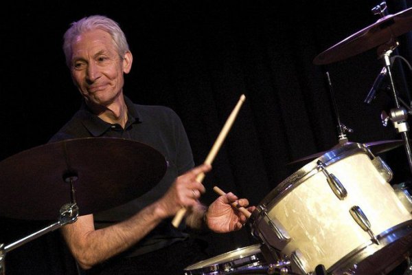Murió Charlie Watts histórico baterista de los Rolling Stones