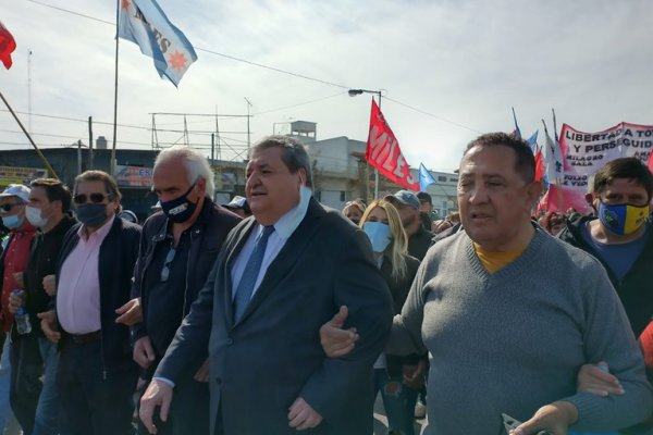 Luis D’Elía cortó su tobillera electrónica y encabezó una marcha tras recuperar la libertad