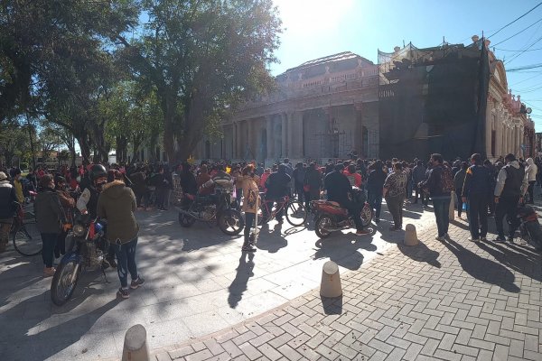 Marcha y concentración frente a Casa de Gobierno genera caos vehicular