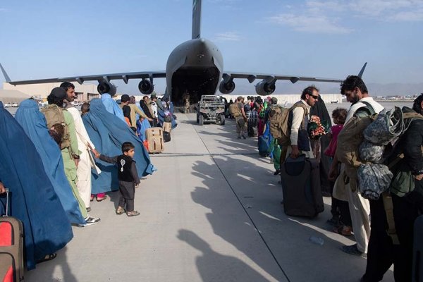 Se produjo una explosión fuera del aeropuerto Kabul y hay varios afganos heridos