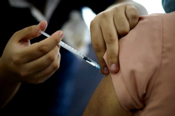 Las personas vacunadas con Sinopharm necesitarían una tercera dosis a los seis meses