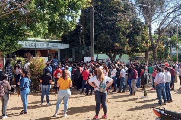 Aglomeración de votantes en el frente de colegios de San Miguel