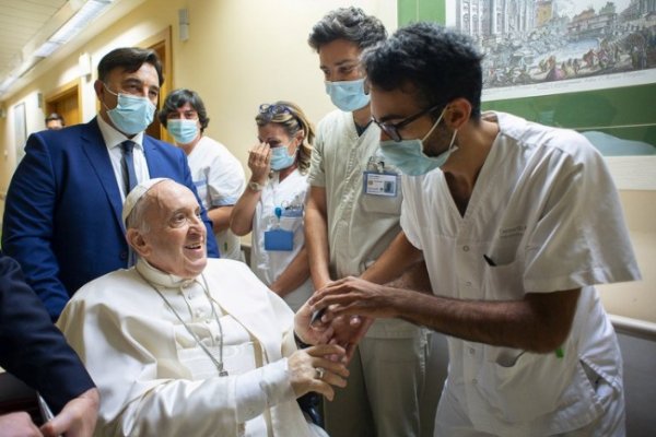 El papa Francisco habló sobre su reciente operación: Un enfermero me salvó la vida