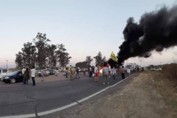 Pueblo Libertador: Denuncian fraude electoral y cortan el tránsito sobre ruta 12