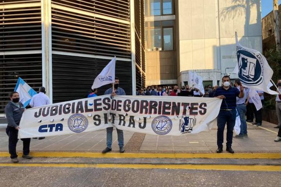 Judiciales de Corrientes retoman la protesta frente al STJ