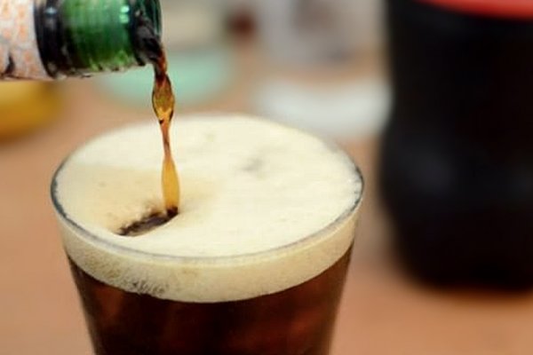 Denuncian en Mendoza una estafa con fernet adulterado con agua y tinta