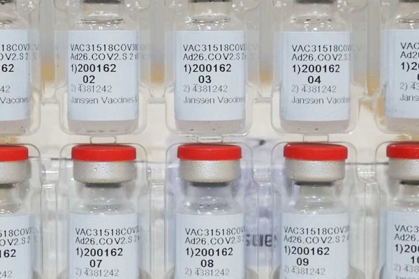 Mientras miles de personas mueren por coronavirus, en EEUU ya tiraron 15 millones de vacunas