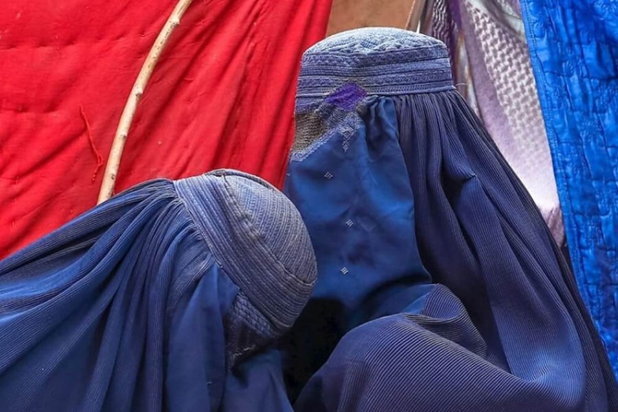 En un hecho inédito para Afganistán, mujeres marcharon por sus derechos